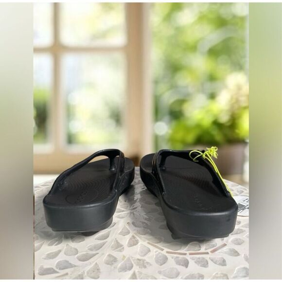 NWT OOFOS Oolala Recovery Slip On Flip Flops Women's Sandals Size 6 – Black - Picture 9 of 12